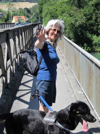 Meine Frau Monika mit Fritzli auf der Brücke bei Wildegg