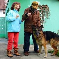 Goliath mit neuen Herrchen und Frauchen